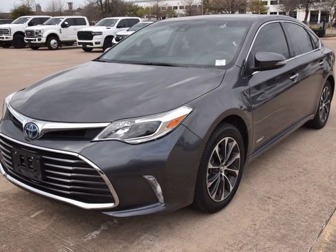 Used 2018 Toyota Avalon XLE Premium image 2