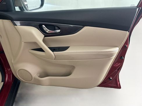 Used 2015 Nissan Rogue SL w/ SL Premium Package image 32