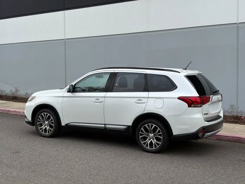 Used 2016 Mitsubishi Outlander SEL image 3