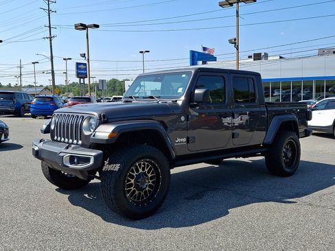 Used 2020 Jeep Gladiator Overland AWD/4WD image 3