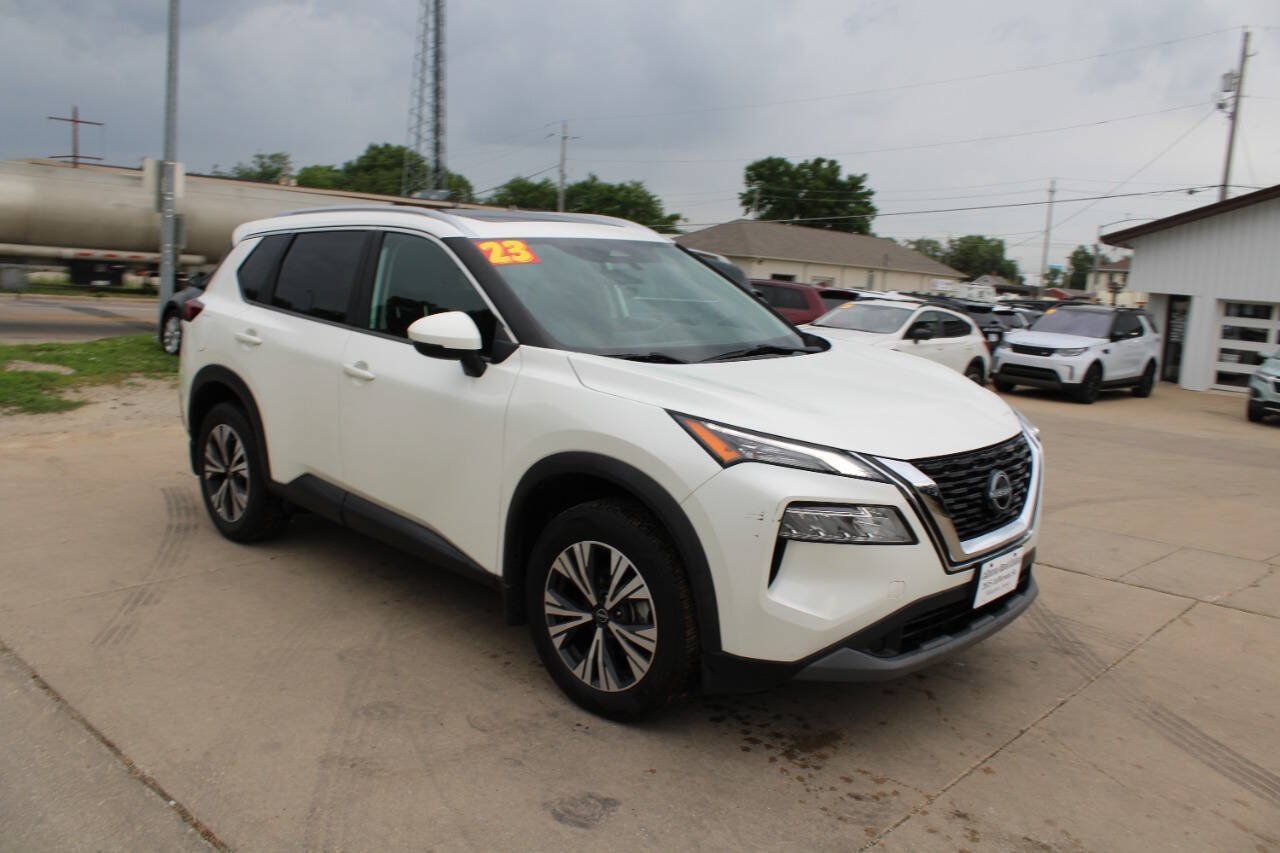 Used 2023 Nissan Rogue SV w/ SV Premium Package AWD/4WD image 2