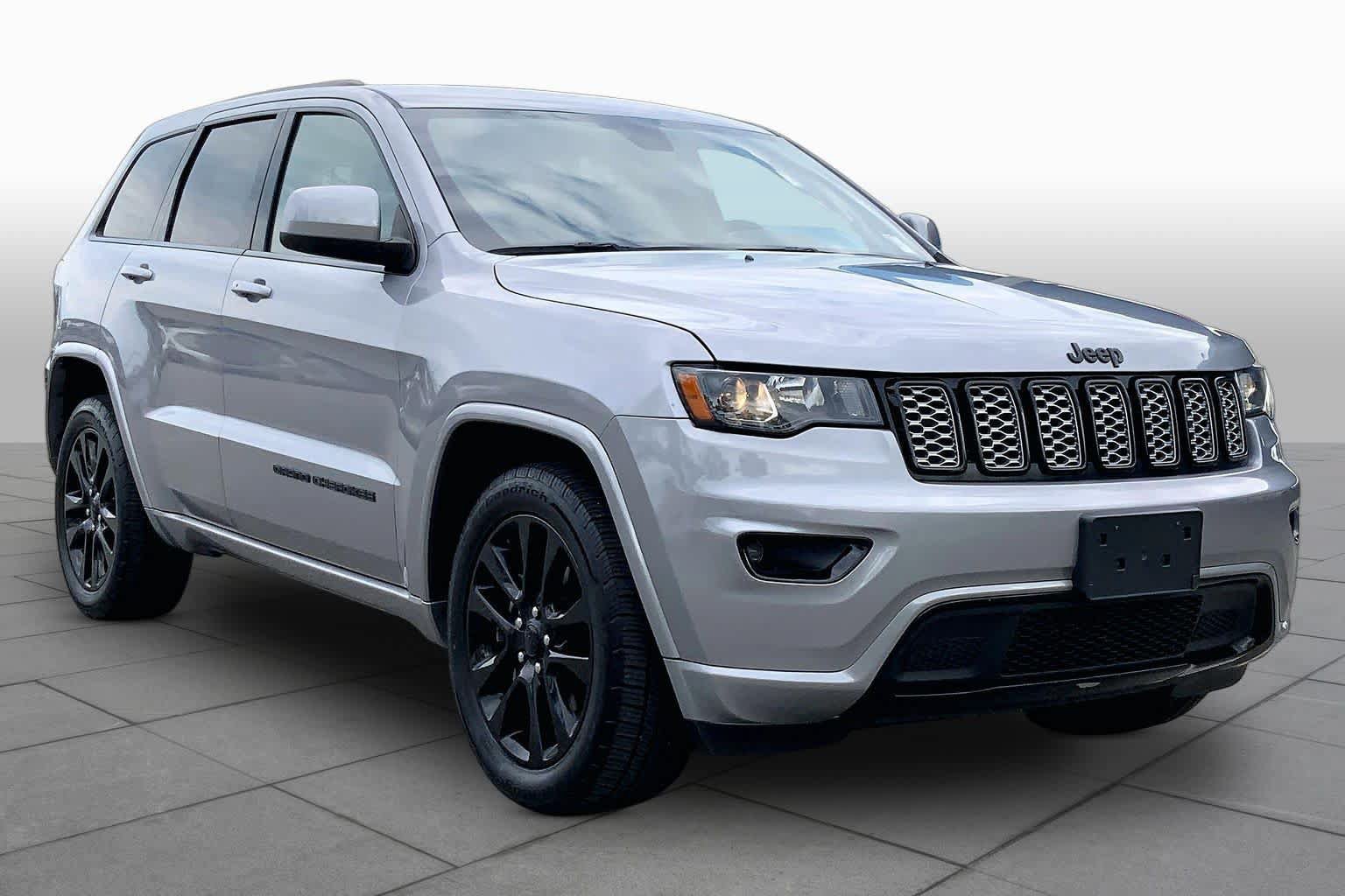 Used 2018 Jeep Grand Cherokee Altitude RWD image 3
