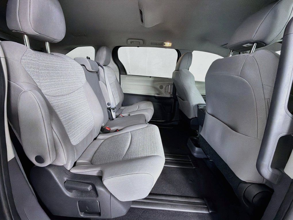 Used 2022 Toyota Sienna LE FWD image 28