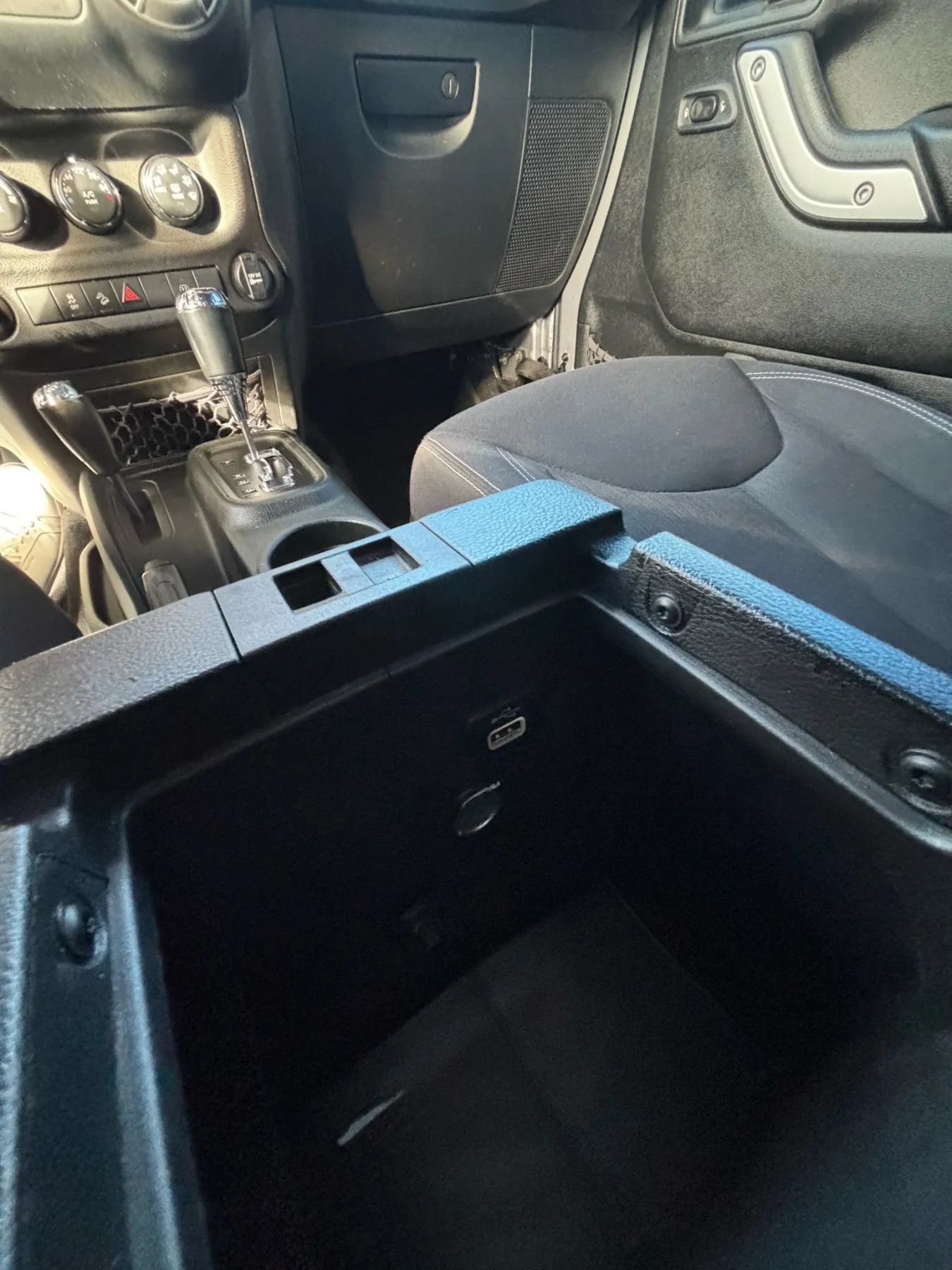 Used 2017 Jeep Wrangler Unlimited Sahara w/ Connectivity Group AWD/4WD image 22