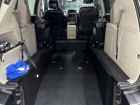 Used 2019 Dodge Grand Caravan SXT FWD image 13