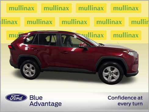 Used 2021 Toyota RAV4 XLE w/ Convenience Package FWD image 2