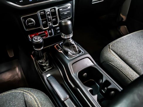 Used 2024 Jeep Wrangler Unlimited image 7