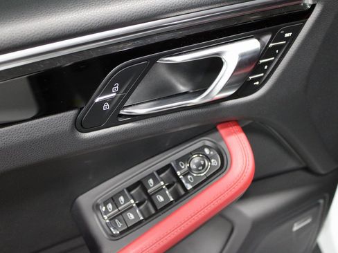 Used 2021 Porsche Macan image 27