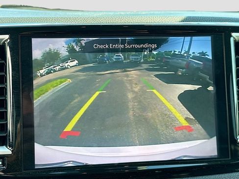 Used 2021 Chrysler Pacifica Touring-L image 13