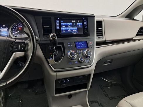 Used 2015 Toyota Sienna XLE image 11