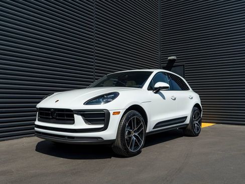 Certified 2026 Porsche Macan AWD/4WD image 1