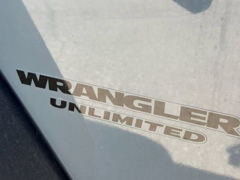 Used 2015 Jeep Wrangler Unlimited Rubicon w/ Connectivity Group AWD/4WD image 13