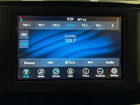 Used 2018 Chrysler Pacifica L FWD image 18