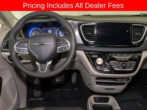 Used 2023 Chrysler Pacifica Touring-L FWD image 7