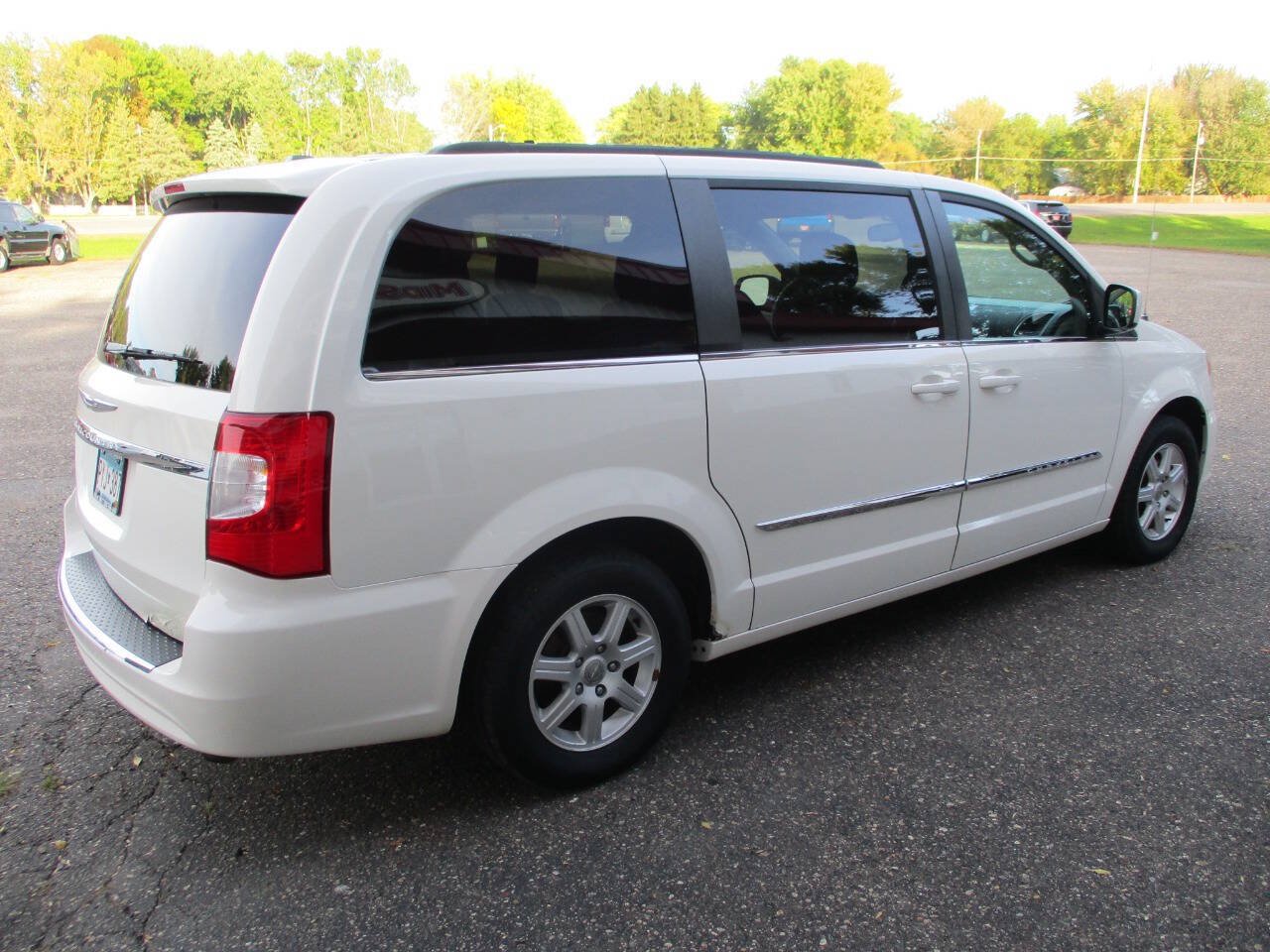 Used 2012 Chrysler Town & Country Touring FWD image 9