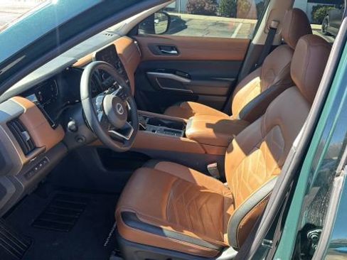 Used 2024 Nissan Pathfinder Platinum image 9