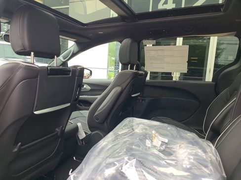 New 2023 Chrysler Pacifica Limited w/ Uconnect Theater Family Group image 36