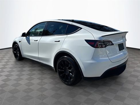 Used 2022 Tesla Model Y Long Range image 8