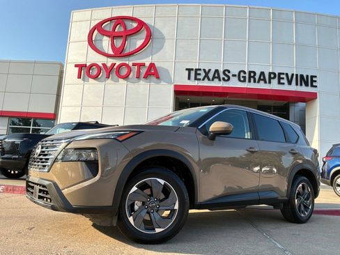 Used 2025 Nissan Rogue SV FWD image 2