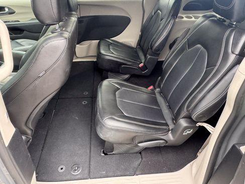 Used 2023 Chrysler Pacifica Touring-L FWD image 22