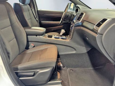 Used 2019 Jeep Grand Cherokee Laredo AWD/4WD image 22