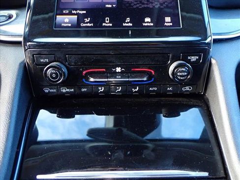 Used 2023 Jeep Grand Cherokee Laredo image 18