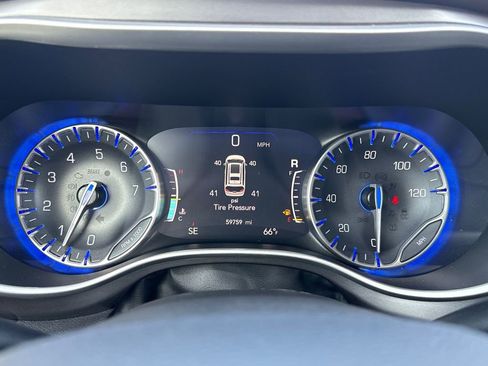 Used 2024 Chrysler Pacifica Touring-L image 32