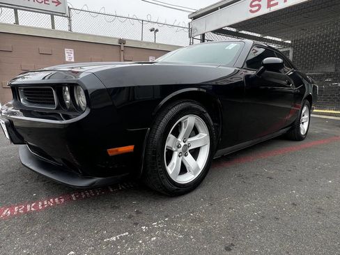 Used 2013 Dodge Challenger SXT image 4