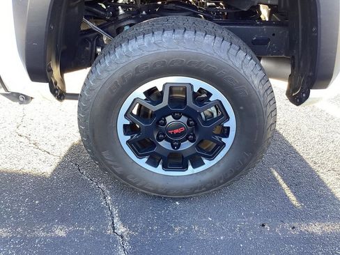 Used 2024 Toyota Tacoma TRD Off-Road image 33