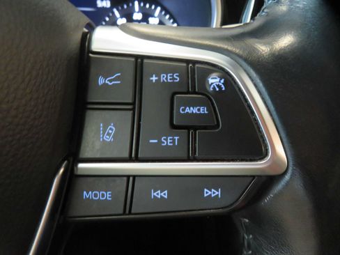Used 2021 Toyota Highlander XLE AWD/4WD image 42