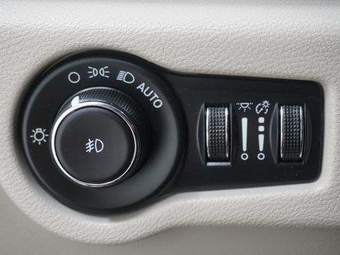 Used 2023 Chrysler Pacifica Touring-L FWD image 25