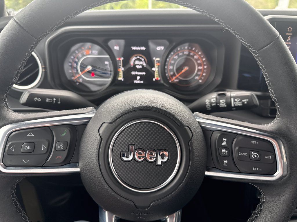 Used 2026 Jeep Wrangler Unlimited Sahara AWD/4WD image 15