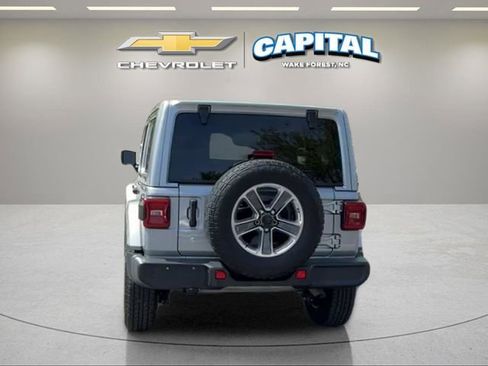 Used 2018 Jeep Wrangler Unlimited Sahara AWD/4WD image 4