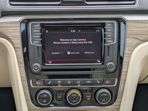 Used 2018 Volkswagen Passat 2.0T SE image 17