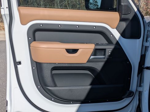 Certified 2025 Land Rover Defender 110 X-Dynamic SE image 21