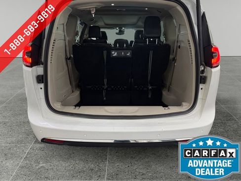 Used 2021 Chrysler Pacifica Touring-L w/ Uconnect Theater Family Group FWD image 14