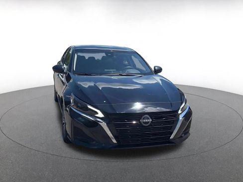 Used 2025 Nissan Altima 2.5 SV FWD image 2