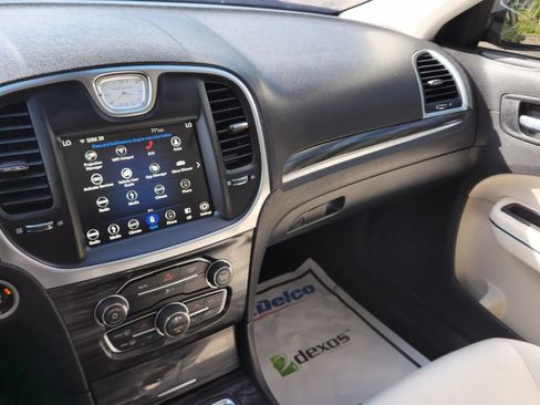 Used 2018 Chrysler 300 Touring RWD image 21