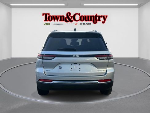 Used 2023 Jeep Grand Cherokee Laredo image 5