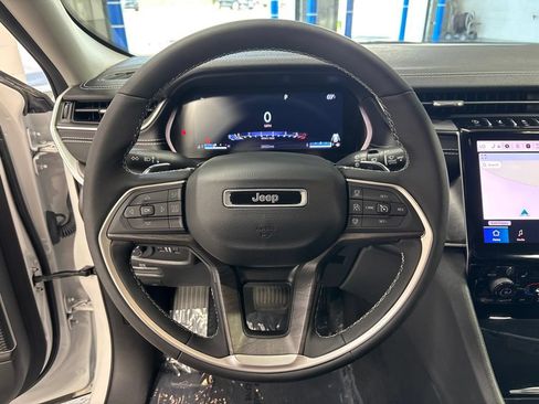 Used 2023 Jeep Grand Cherokee Limited w/ Black Appearance Package AWD/4WD image 12