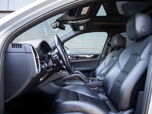 Certified 2023 Porsche Cayenne AWD/4WD image 4