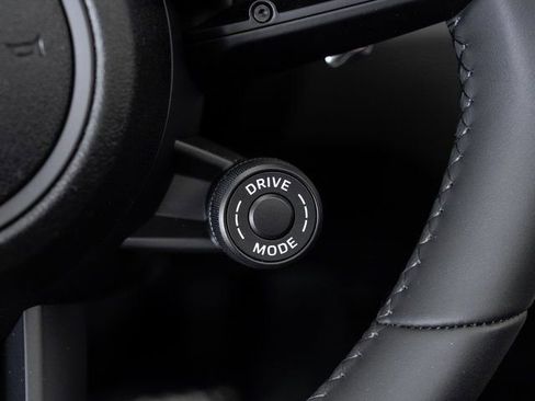 Certified 2025 Porsche Macan image 16