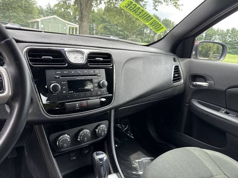 Used 2011 Chrysler 200 Touring FWD image 12