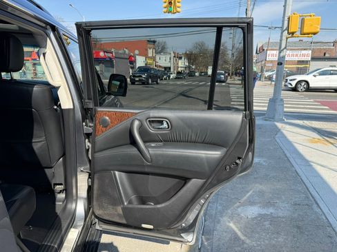 Used 2017 Nissan Armada Platinum w/ Interior Lighting Package image 28