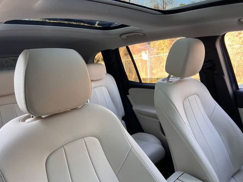 Used 2022 Mercedes-Benz GLB 250 w/ Premium Package Lite image 30