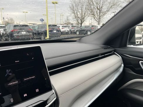 Used 2025 Jeep Compass Limited image 37