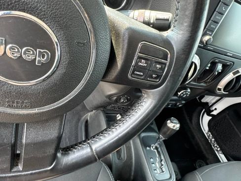 Used 2017 Jeep Wrangler Unlimited Sahara w/ Connectivity Group AWD/4WD image 12