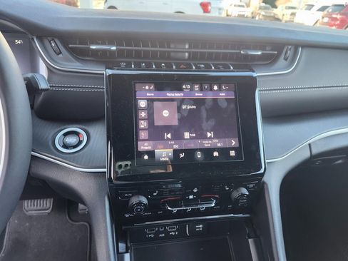 Used 2025 Jeep Grand Cherokee Altitude image 12