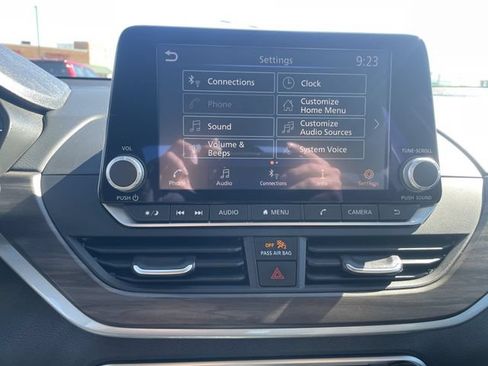 Used 2025 Nissan Altima 2.5 SV FWD image 24