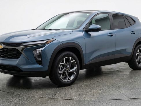 Used 2025 Chevrolet Trax LT image 3